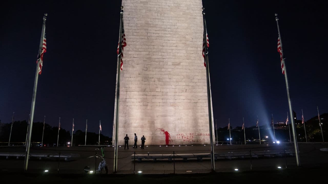 La Policía de Parques Nacionales reportó que un hombre adulto fue puesto bajo custodia en el lugar.