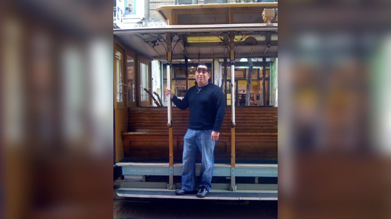 Con su placa en mano, alguacil adjunto del condado Alameda fallece por coronavirus