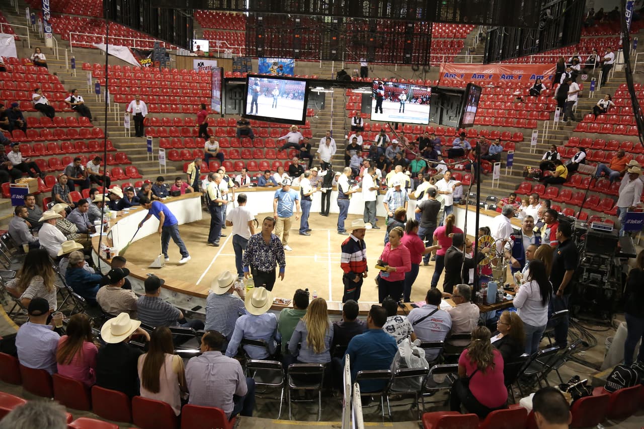 Los asistentes comienzan a llenar cada uno de los asientos del lugar.