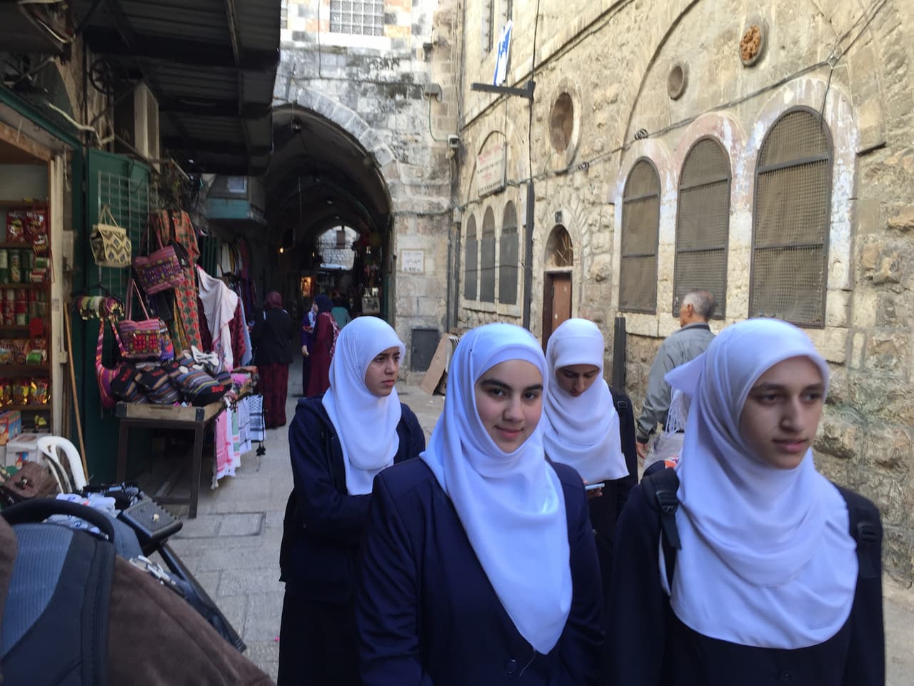 Jóvenes musulmanas caminando por la Vía Dolorosa en el viejo Jerusalén. (Fotos: Luis Megid/Univision)