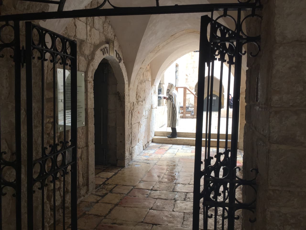 Un judío orando junto a la tumba del rey David en Jerusalén.