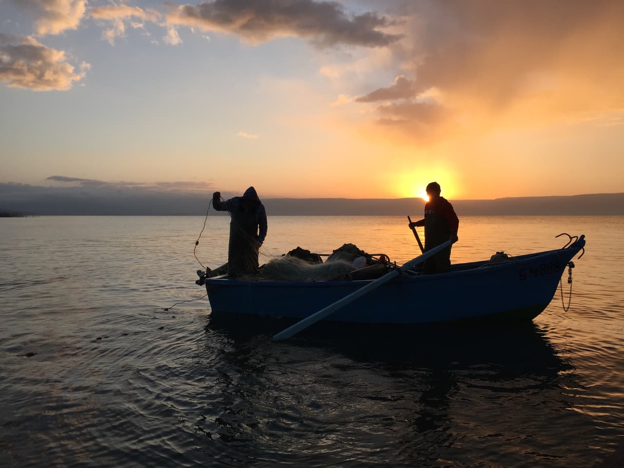 Pescando en el Mar de Galilea. Nada ha cambiado en dos mil años.