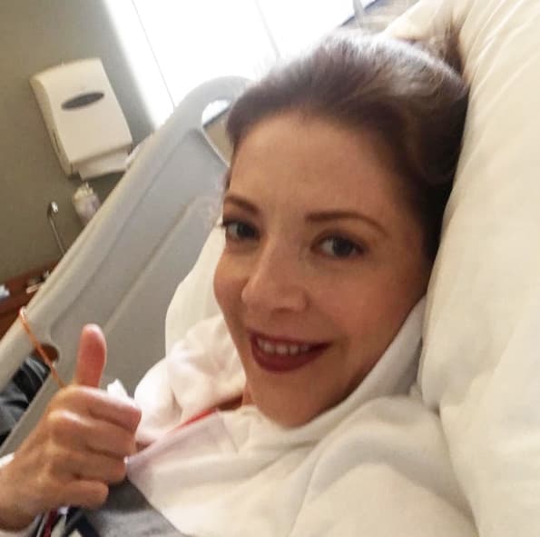 Hace un mes, la actriz informó que estaba en tratamiento para acabar con la enfermedad, "en días pasados fui intervenida por que padecía unos fuertes dolores en la base abdominal y efectivamente encontraron tejidos cancerosos que fueron removidos en su totalidad. Como es parte del proceso tendré que recibir tratamiento por unos meses".