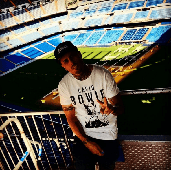 El músico urbano posa en uno de los estadios en los que se ha presentado.