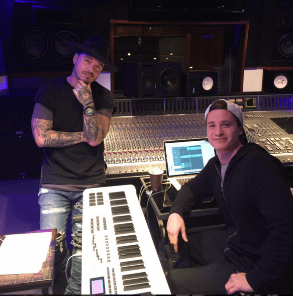 Cuidando cada detalle, J Balvin pasa horas junto a las consolas de sonido.