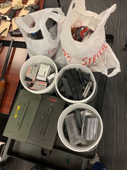 Según la Oficina del Fiscal General de California, casi el 33 por ciento de las personas que mueren por lesiones con armas de fuego en los Estados Unidos tienen más de 50 años, y el acceso a las armas de fuego puede representar un mayor peligro para las personas mayores con afecciones como la demencia, así como para sus familias y cuidadores.