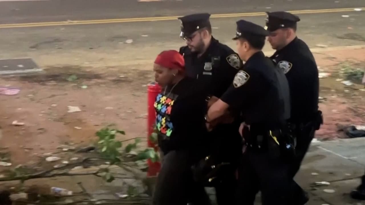 Policía de Nueva York desaloja y arresta a aficionados de Knicks, tras finales de la NBA