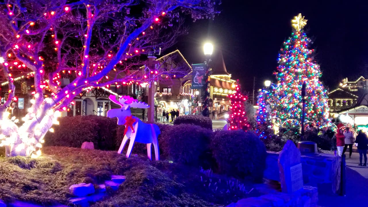 Conoce más sobre Helen, 
<b><a href="https://helenga.org/alpine-helen-white-county-convention-and-visitors-bureau/">aquí</a></b>.