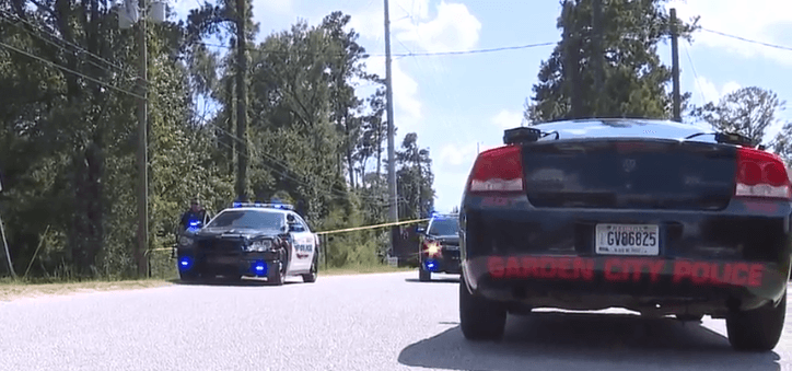 Autos de la policía local en el lugar donde mataron a Eliud Montoya.