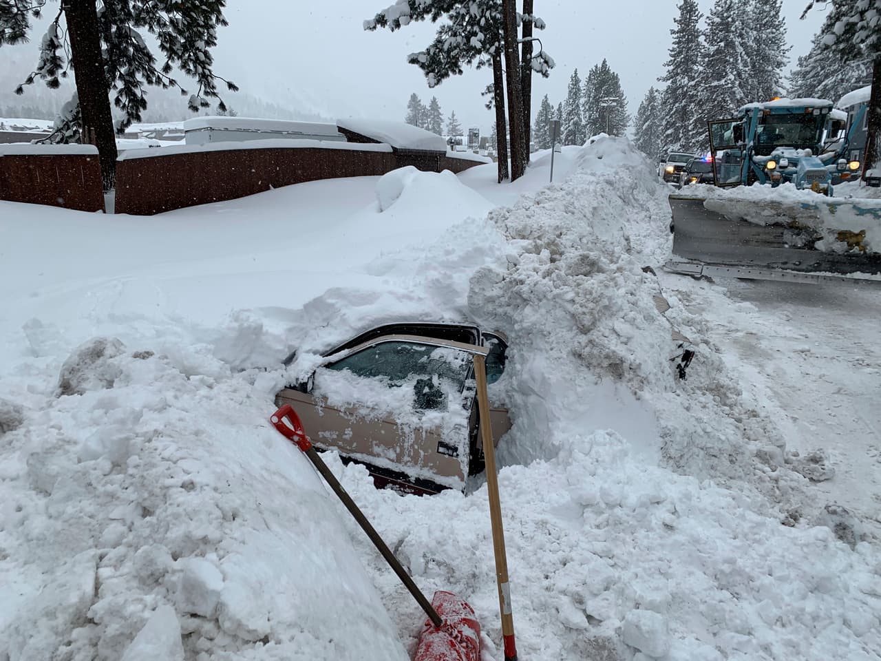 Esta foto del 17 de febrero de 2019, en la Ciudad de South Lake Tahoe, California muestra un automóvil enterrado en la nieve. Las autoridades informaron que un operador de quitanieves encontró a una mujer atrapada y le salvó la vida.