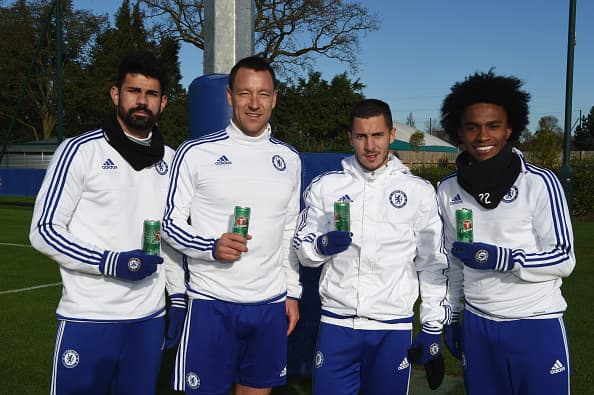 Los "Blues" exhibiendo sus uniformes de entrenamiento.
