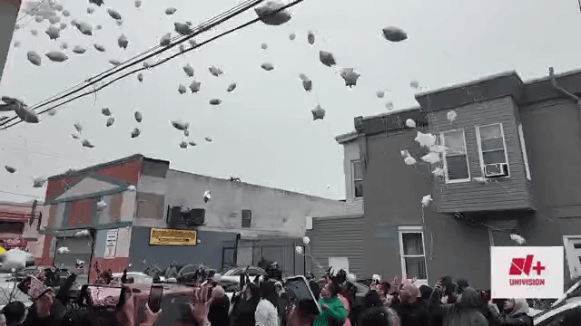 Decenas de globos blancos y grises fueron elevados al cielo en memoria de Iriana, quien tenía 5 años cuando desapareció mientras montaba bicicleta cerca de las calles 8 y Pike. La menor fue secuestrada y posteriormente asesinada, un caso que marcó profundamente a la comunidad.