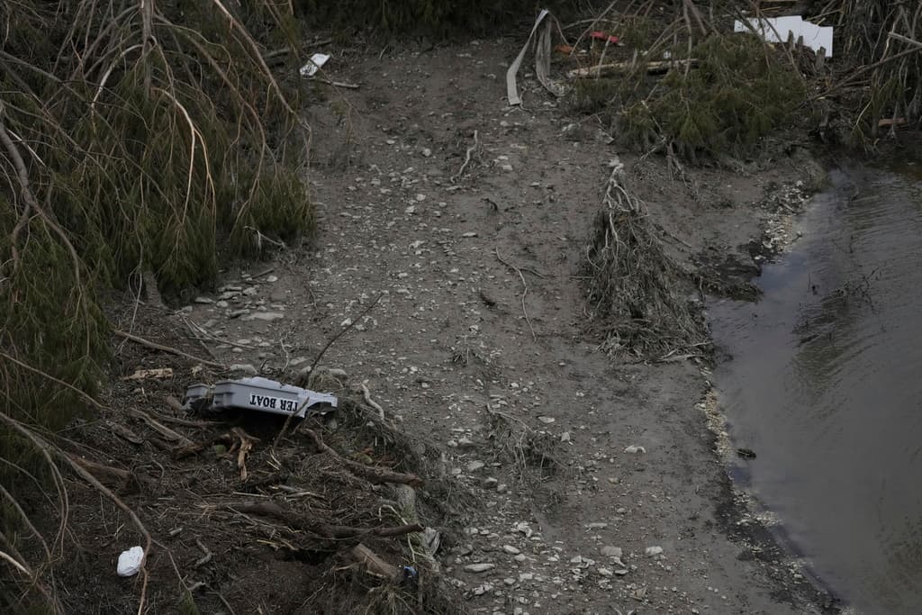 Aunque no tan intensas, 
<b>las lluvias se mantienen en Kerrville</b>, lo que complica las labores de búsqueda a orillas del río Guadalupe, que exhiben diversos riesgos arrastrados por la corriente.