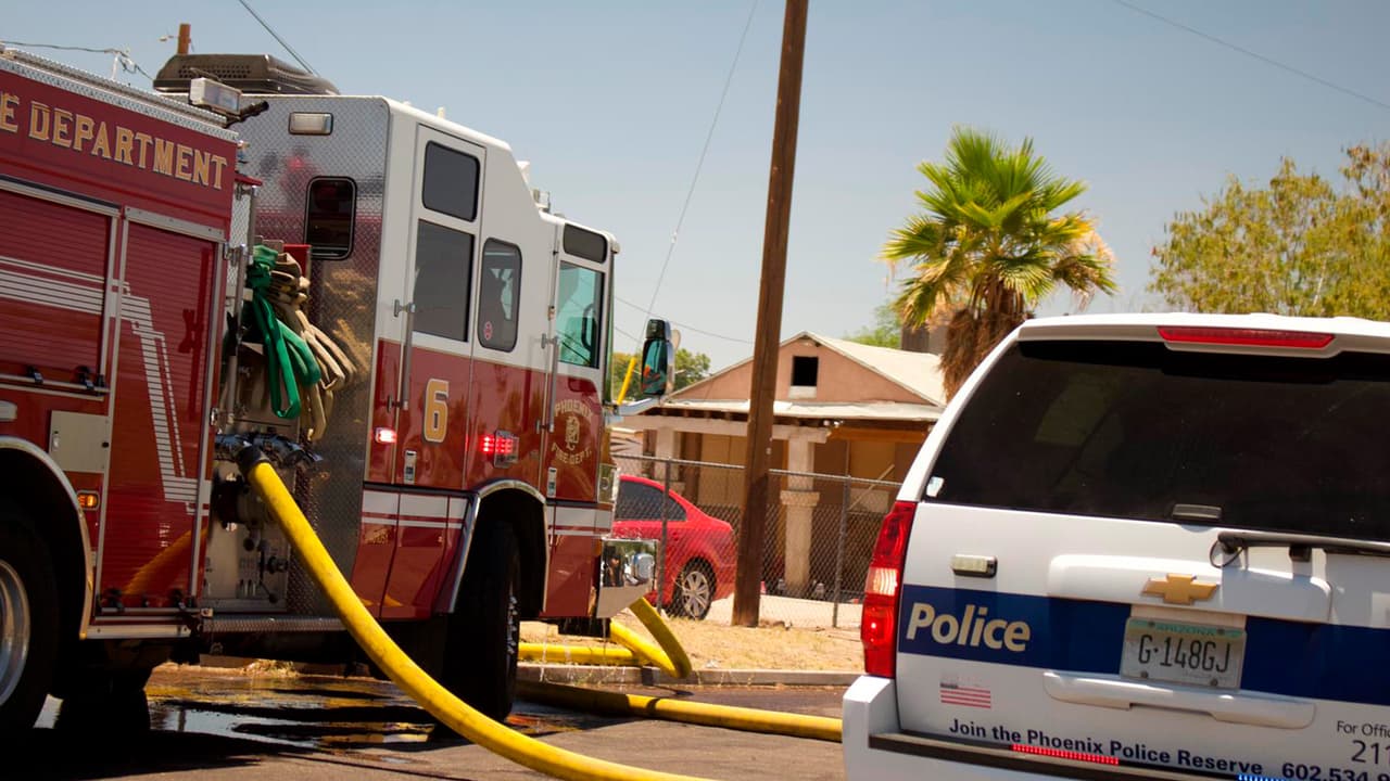 El incendio también fue impulsado por brazas que viajaban a través del viento, lo que provocó que una casa fuera consumida por el fuego.