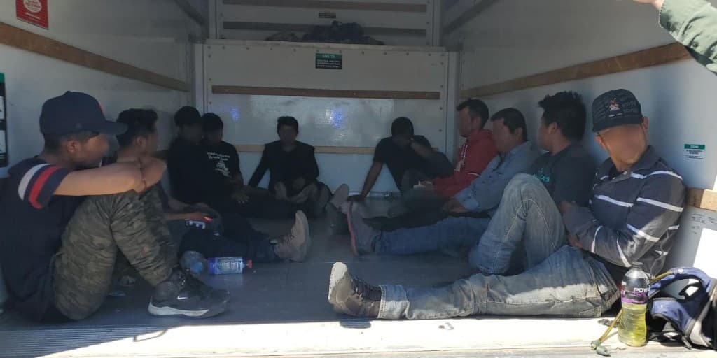 En un camión de U-haul viajaban 12 inmigrantes indocumentados encerrados. Los agentes de la estación Willcox arrestaron a dos jóvenes ciudadanos estadounidenses que los transportaban. Los adolescentes enfrentan cargos criminales de tráfico humano.