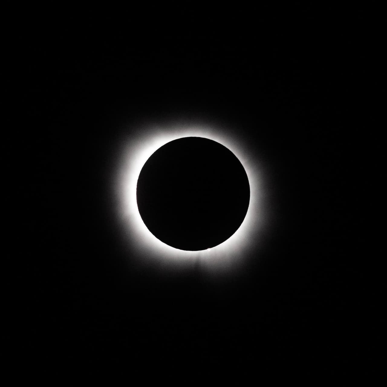 La Policía de Round Rock publicó estas fotografías del momento pico del eclipse sobre esa ciudad.