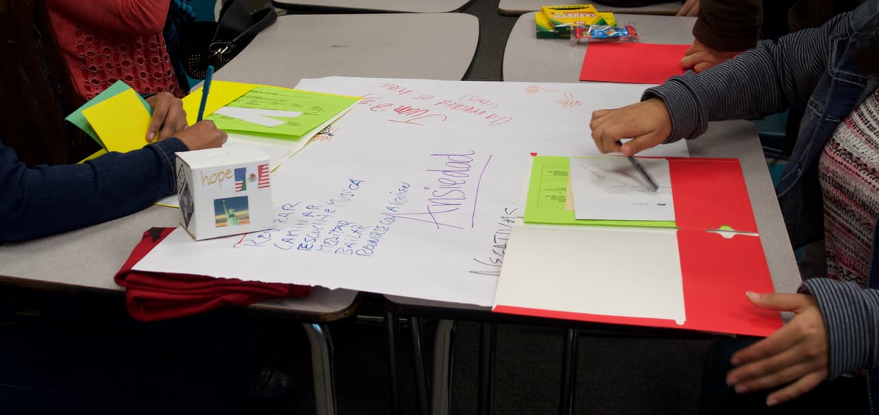 El modelo de intervención busca involucrar al máximo a las familias, maestros, guardianes, entrenadores y hasta a los administradores de las escuelas para enseñarles que hay unos elementos culturales “altamente sensitivos” a la hora de entender las narrativas de estos niños.