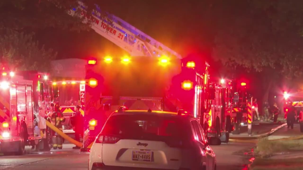 Incendio en complejo de viviendas deja al menos 20 apartamentos afectados en el suroeste de Houston