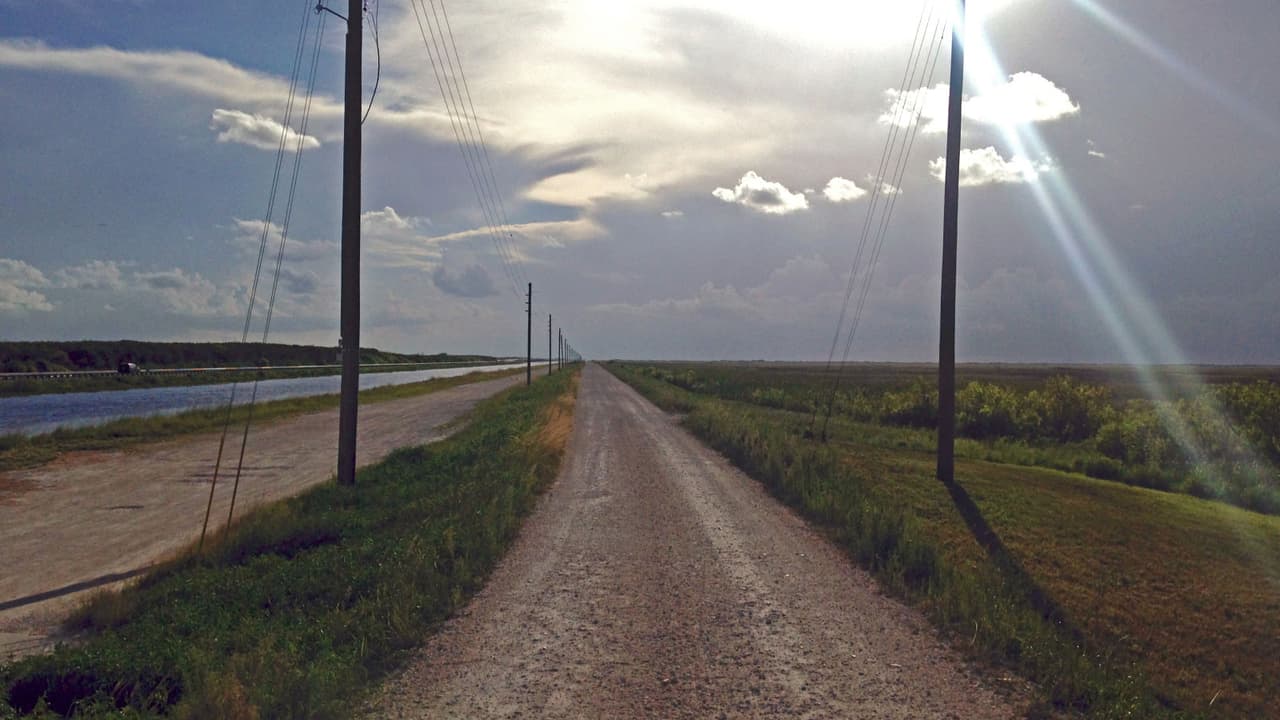 Un camino de tierra un poco al norte del Tamiami Trail.