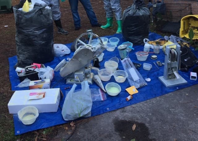 Operativo en casas de Georgia termina con varios detenidos y decomiso de armas y drogas.