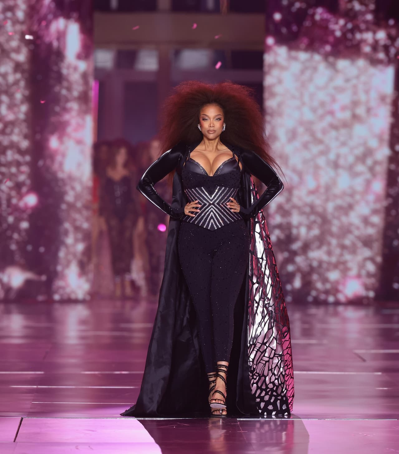 Tyra Banks en el Victoria's Secret Fashion Show 2024