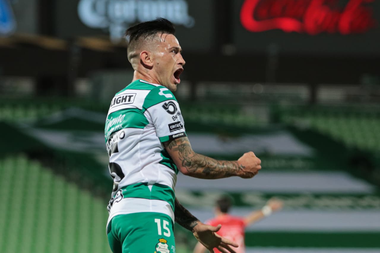 Brian Lozano estalla por expulsión que perjudicó a Santos