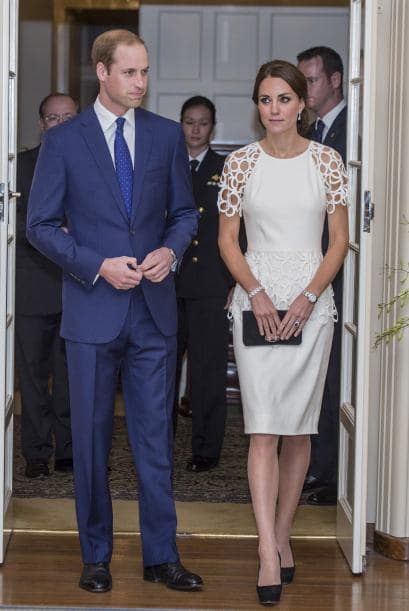 La duquesa de Cambridge nos sorprendió con su elección de vestuario para su visita en la Casa de Gobierno de Canberra, Australia. Pero no crean que enseñó piel de más, para nada. Kate simplemente eligió un diseño más arriesgado de lo que acostumbra. Lució hermosa en un vestido blanco de la diseñadora Lela Rose. Más videos de Chismes aquí.