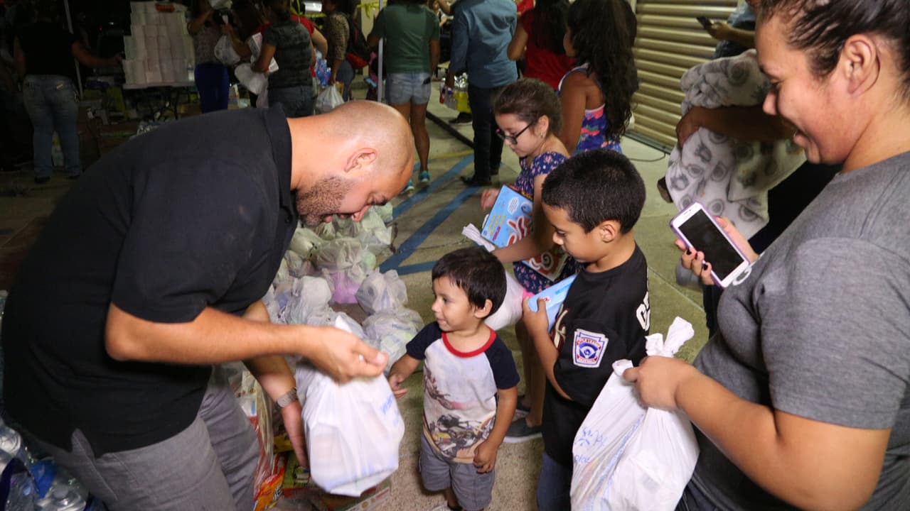 Así fue la entrega de ayudas por 'El Bueno, La Mala y El Feo' en Port Arthur, una de las localidades más afectadas por el huracán Harvey.