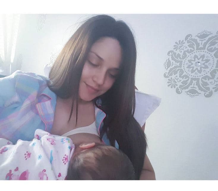 A pesar de ser madre soltera y trabajar fuertemente, Gred reafirmó su compromiso con su hija siendo una madre lactante.