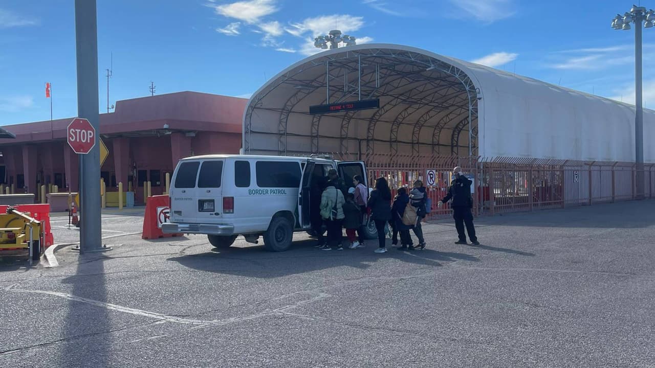 “Seguimos ajustando nuestros planes operativos para maximizar nuestros esfuerzos de ley y orden contra aquellos extranjeros que no utilizan vías o procesos legales”, agregó CBP.