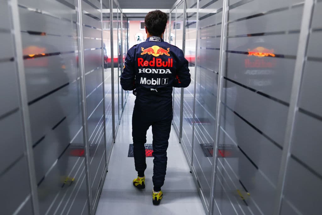 El mexicano Sergio Pérez se quedó en el cuarto sitio de la clasificación para el Sprint del Gran Premio de Brasil en el cual el británico Lewis Hamilton brilló y se quedó con la primera posición a pesar de la sanción que acarrea por modificaciones en el motor. Lewis Hamilton, perderá cinco puestos en parrilla, por cambiar la cámara de combustión del motor de su Mercedes, pero saldrá primero este sábado en la calificación sprint para el Gran Premio de Brasil.