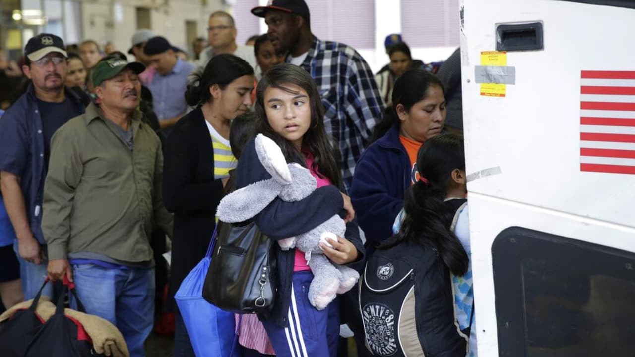 A mediados de octubre, el alcalde Eric Adams anunció que 
<a href="https://www.univision.com/local/nueva-york-wxtv/nueva-york-familias-inmigrantes-ninos-solo-podran-estar-60-dias-refugios-ciudad" target="_blank">las familias inmigrantes con niños solo podían permanecer 60 días en los albergues</a>, teniendo que postular a un nuevo periodo en el refugio. Asimismo, los solicitantes de asilo que estuvieran solos, tenían derecho a 30 días.