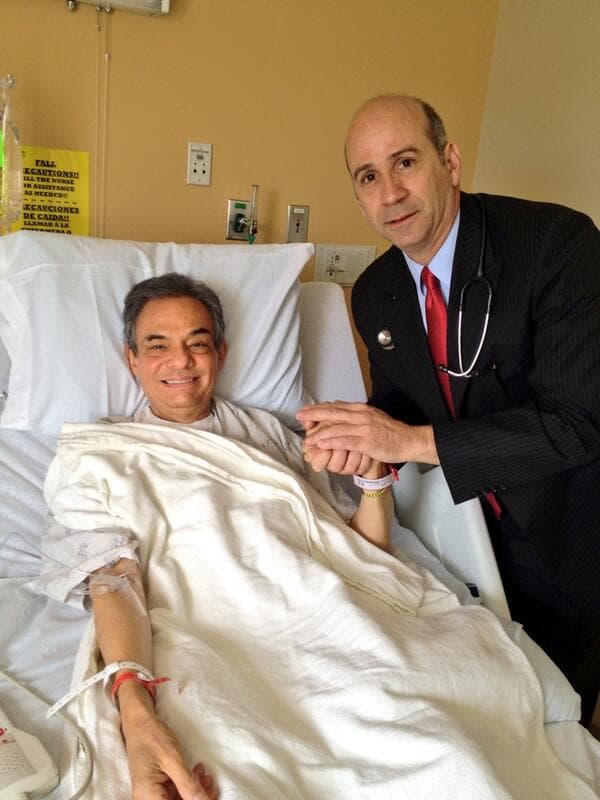 Así comunicó con mucha alegría 'El Príncipe de la Canción' que la operación de la hernia había sido todo un éxito.