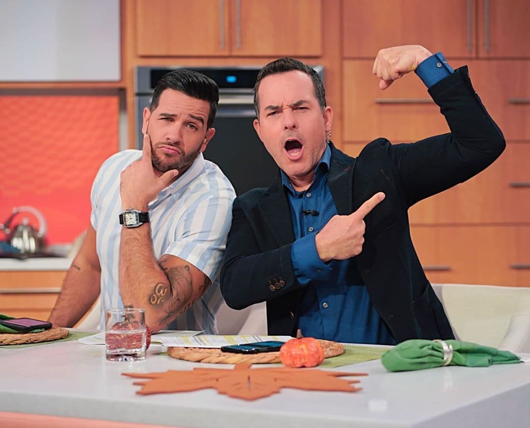 Carlos Calderón y el Chef Yisus tienen una sana competencia para demostrar quién es el más fuerte, en esta imagen el presentador venezolano no se siente intimidado.