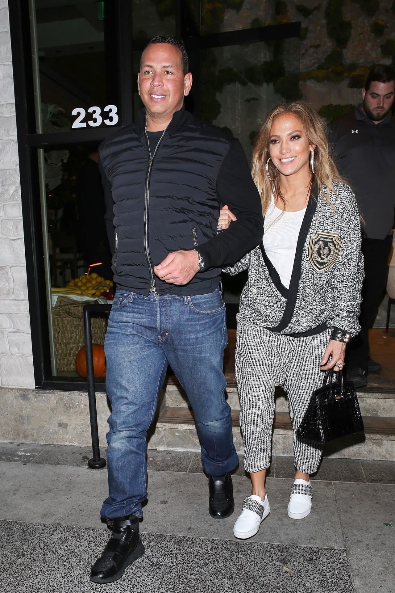 Del brazo de su galán, se encaminó a
<b><a href="https://www.univision.com/entretenimiento/jlo-se-asusto-pero-no-se-bajo-a-ver-al-paparazzo-que-su-chofer-atropello-en-los-angeles-fotos"> la camioneta en la cual los esperaba el chofer</a></b> que los conduciría a su residencia.