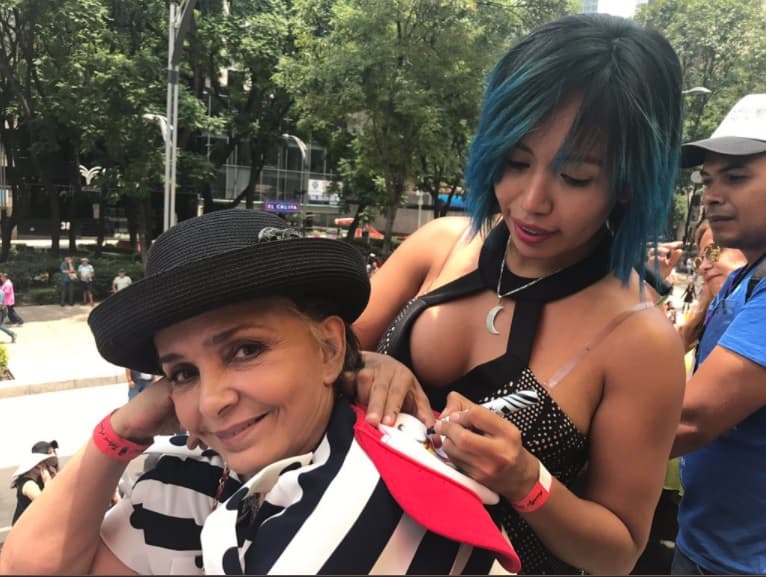 La primera actriz Ana Martín acudió a la marcha gay, llegó desde las 10 de la mañana y se subió a uno de los carros alegóricos. A pesar del fuerte sol de la mañana participó en todo el recorrido.