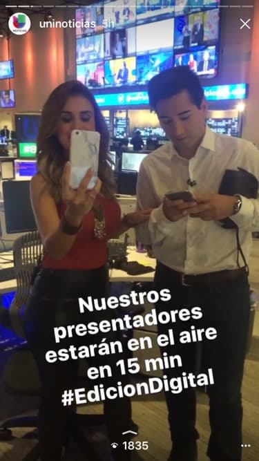 Los presentadores a punto de salir al aire durante la primera emisión del Noticiero Digital de Univision.
