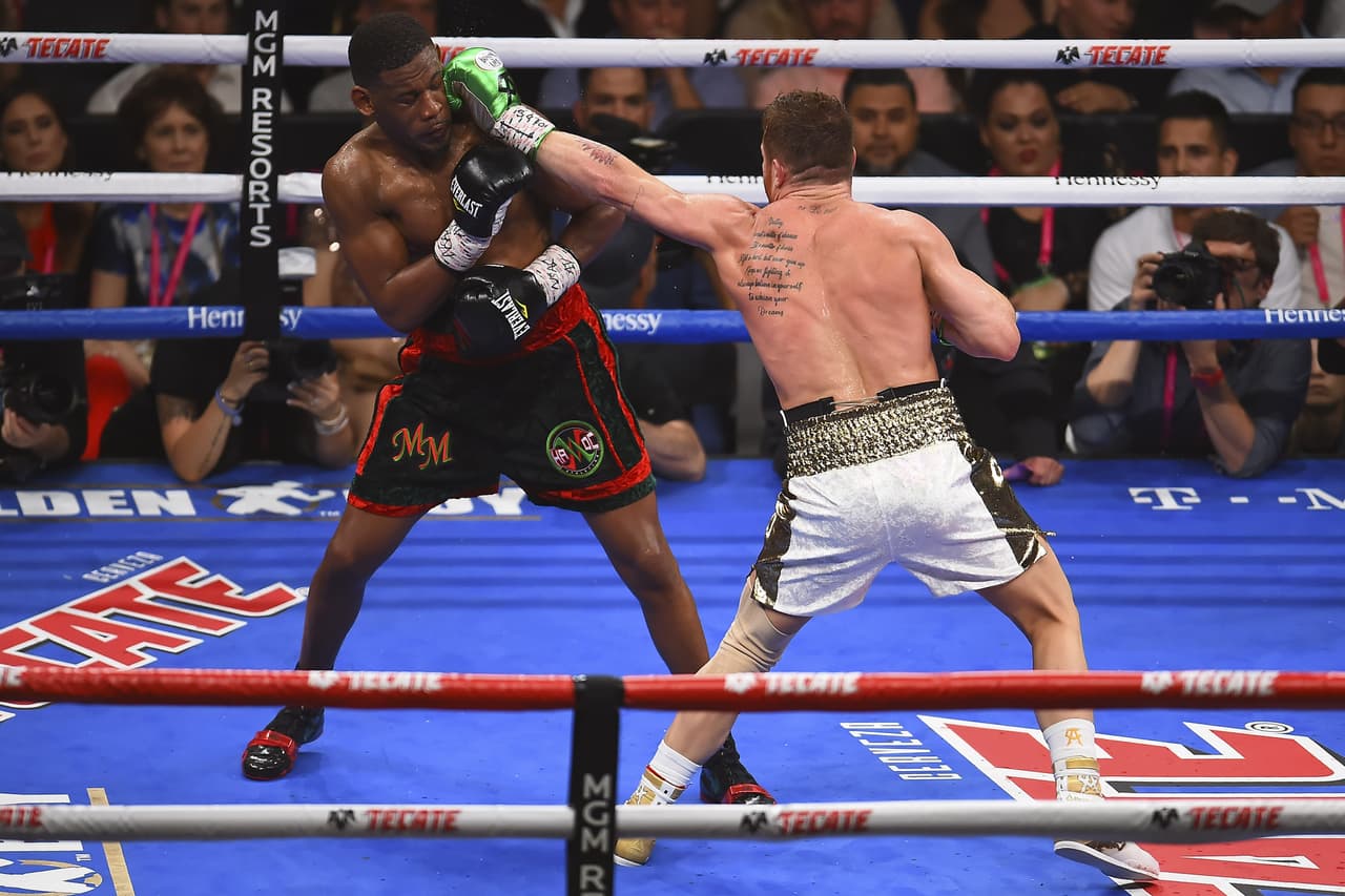 En el round 11 Canelo buscó ser ofensivo, aunque le faltó distancia para haceer daño y equilibrar el ritmo del combate.