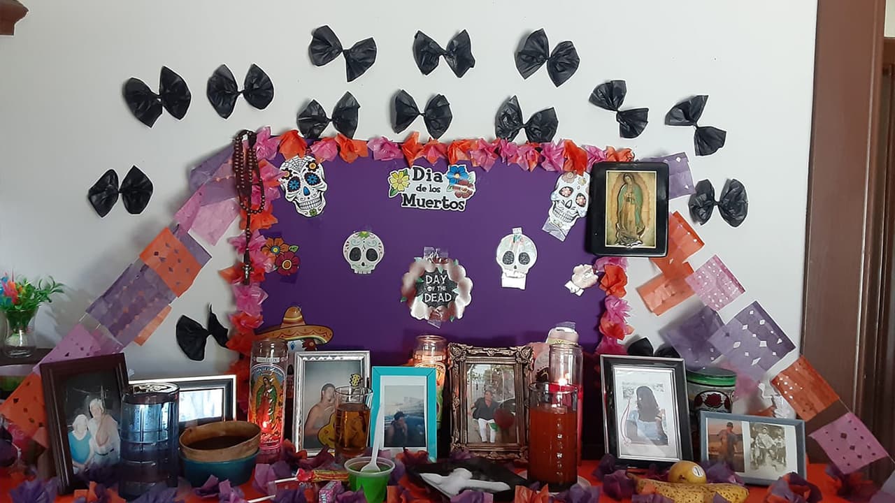 Melody Yadira Mendoza - "Aquí esta el altar en mi casa".