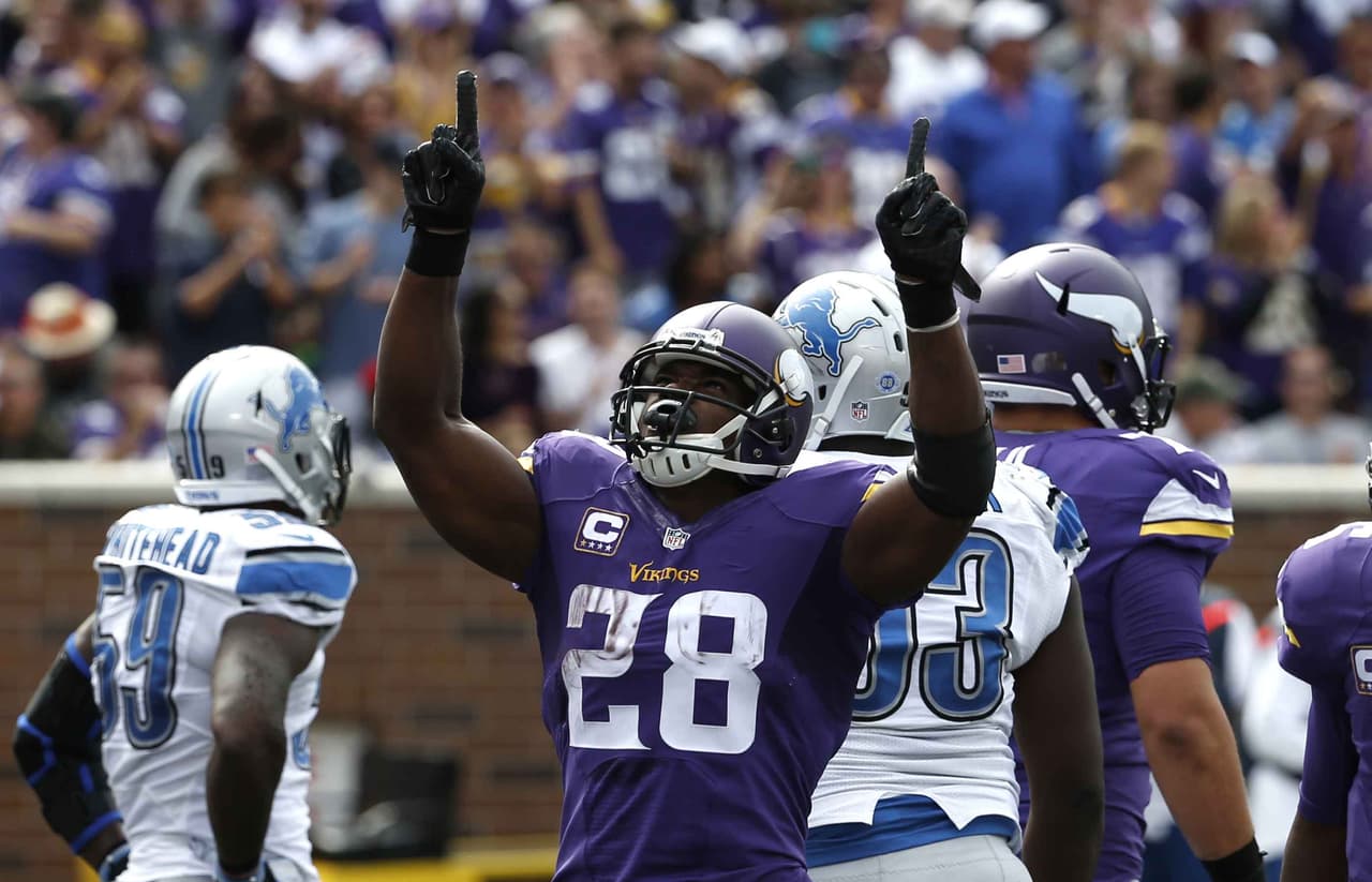 Adrian Peterson consiguió 192 yardas totales demostrando que está de vuelta al guiar a los Vikings al triunfo por 26-16 sobre los Lions.