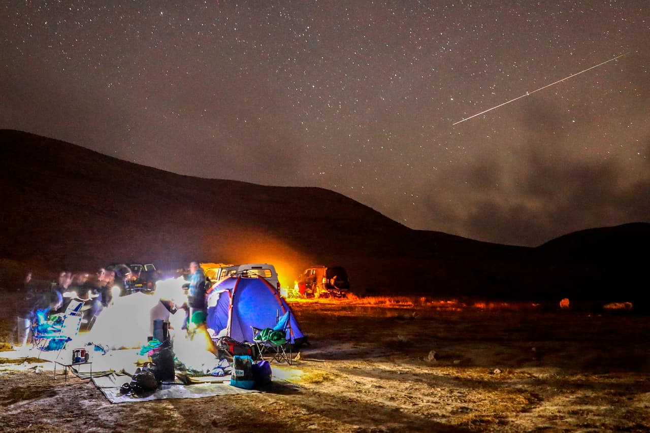 Una larga línea de luz blanca vista en el cielo de la ciudad de Mitzpe Ramon, Israel, en la noche del 11 de agosto. Es la estela dejada por una de las estrellas de las perseidas (también conocidas como leónidas): el producto de la colisión de las rocas residuales que deja el cometa Swift-Tuttle con la atmósfera terrestre.