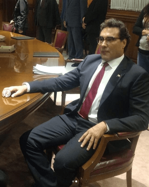 "Hoy nos volvemos a juntar en un proyecto ya de mucho éxito. 'Sin miedo a la verdad'. Gracias Rubén Jr. por esta gran oportunidad en mi carrera. Muy pronto el Presidente.... ¡Emiliano!", escribió el actor junto a fotos de su personaje.