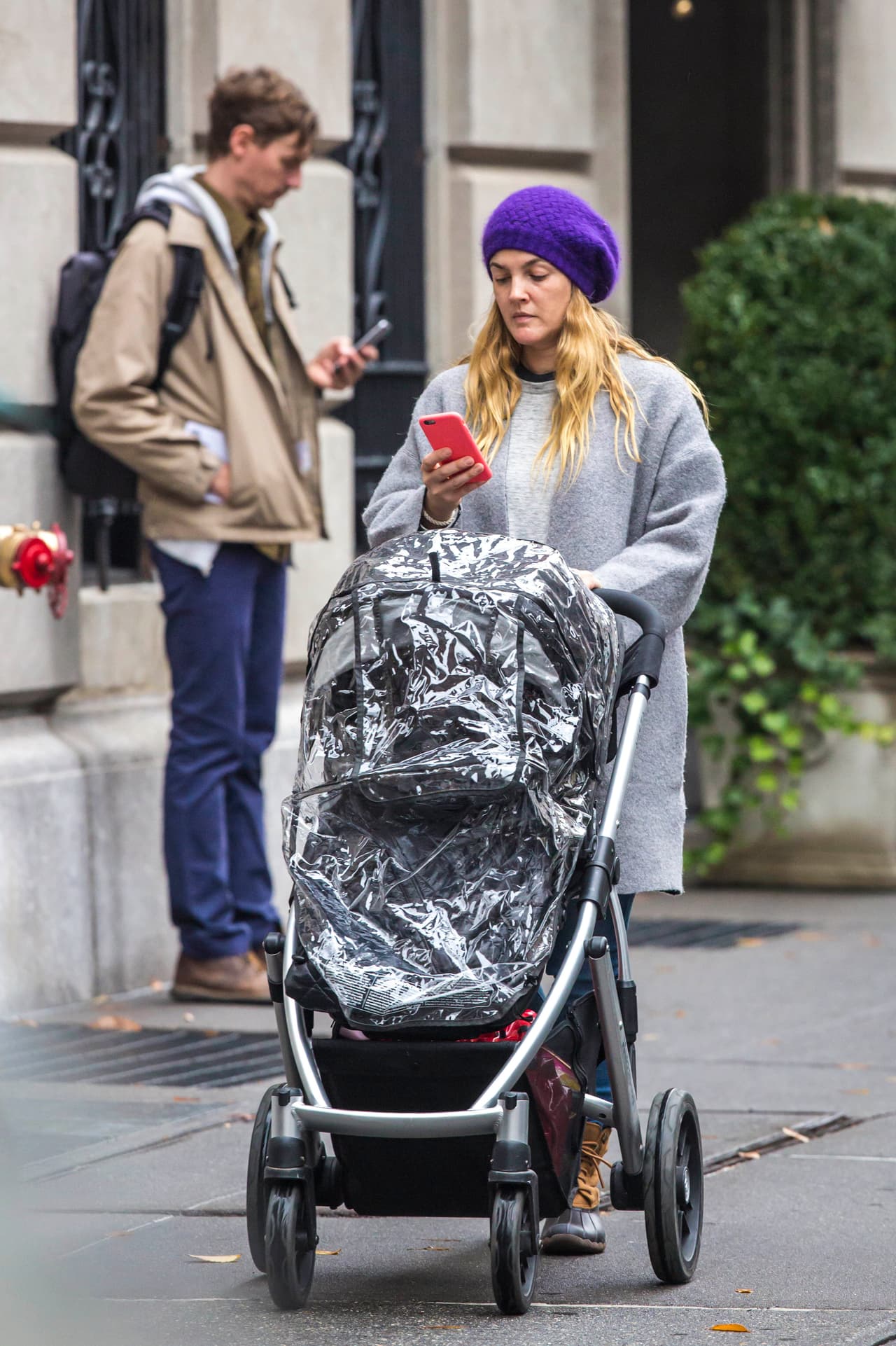 Drew Barrymore sacó a pasear a su bebé, aunque se ve un poco distraída con su teléfono.