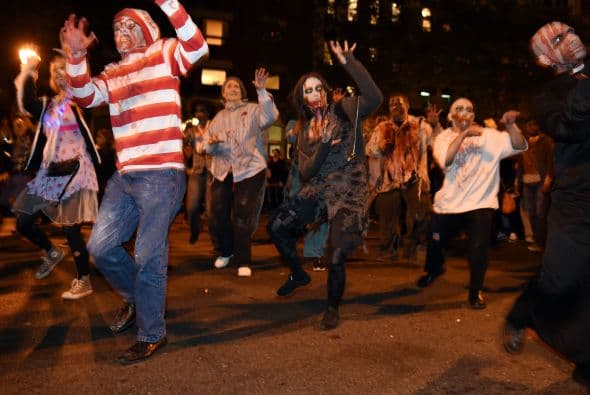 Zombis, vampiros, enfermeras y payasos diabólicos salieron a las calles de NY la noche del viernes.