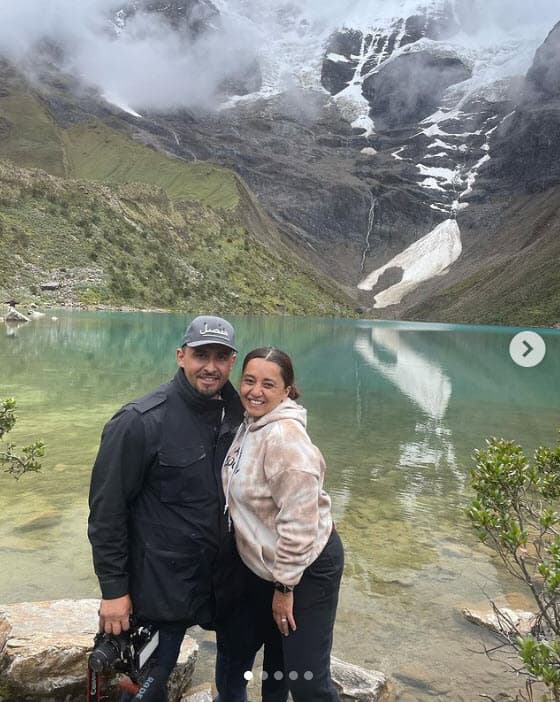 Algunos seguidores del productor aseguran que Brenda Rivera es quien lo detiene para sanar el conflicto que tiene dividida a la familia Rivera a raíz de la 
<b><a href="https://www.univision.com/famosos/juan-rivera-reacciona-acusacion-chiquis-auditoria-jenni-rivera" target="_blank">auditoría que se hizo a las dos empresas</a></b> de la difunta 'Diva de la Banda'. 
<br>