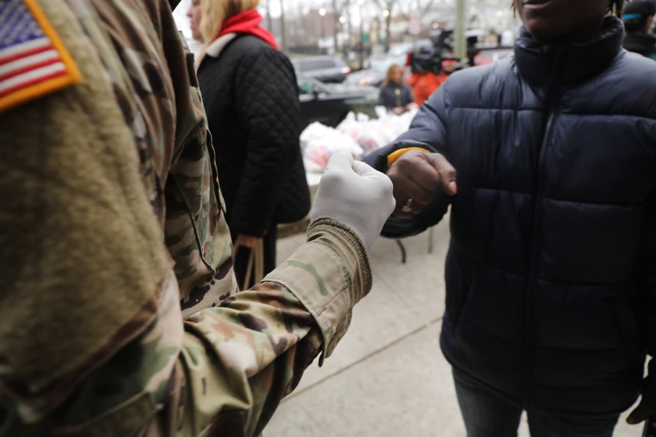 Un militar saludando a un estudiante del "área de contención". La Guardia Nacional también se encargará de desinfectar colegios y centros públicos.