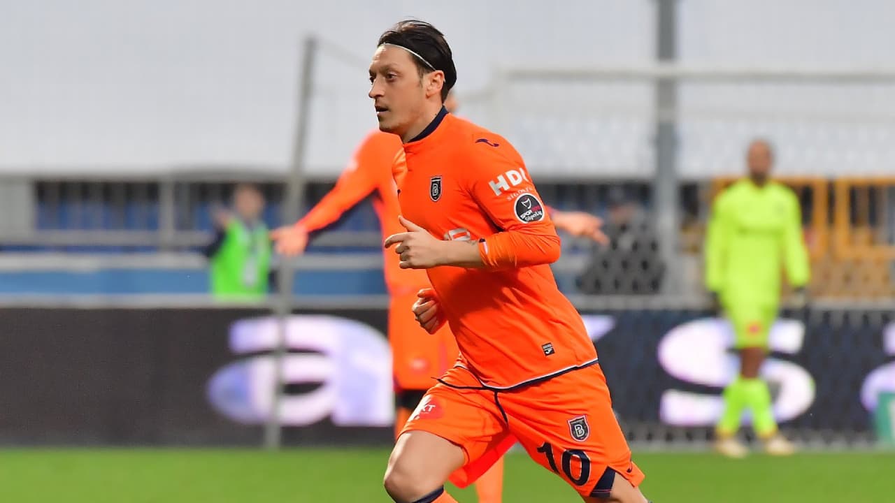 Mesut Özil se retira tras rescindir su contrato con el Basaksehir