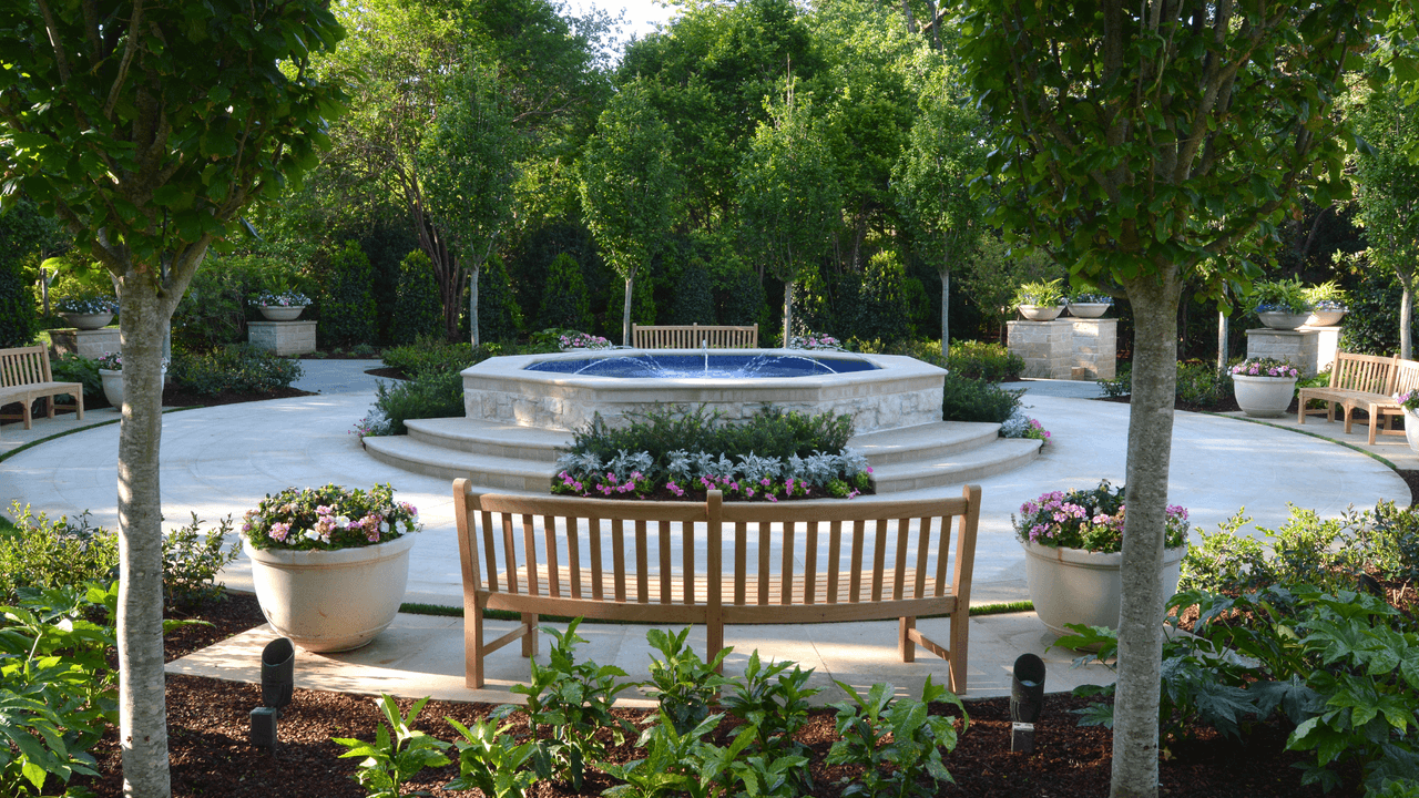 La entrada en julio será de $5 dólares para personas de 2 años en adelante, y en agosto la entrada será de solo $3. El estacionamiento cuesta $11 y todas las actividades de verano pueden revisarse 
<a href="https://www.dallasarboretum.org/events-activities/summer-at-the-arboretum/" target="_blank">aquí</a>.