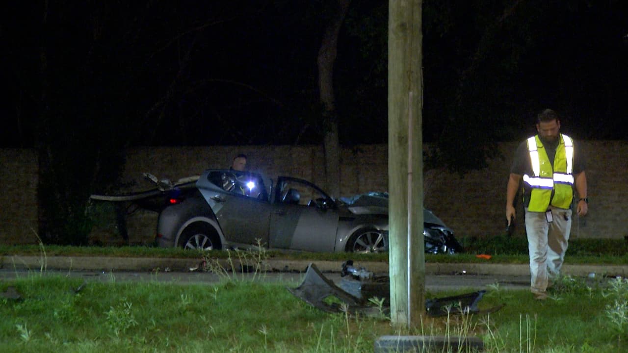 La víctima fue identificada como Karina Ramírez, de 28 años, viajaba con sus dos hijos de 8 y 12 años cuando fue impactada por la camioneta pick up.