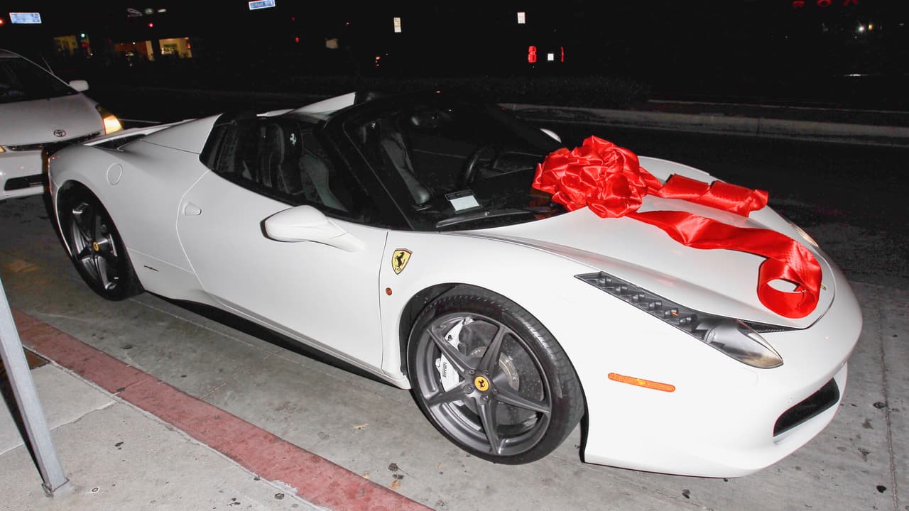 <h3 class="cms-h3-H3">Kylie Jenner - Ferrari 458 Italia Spider 2015</h3>
<br>
<br>El día de su cumpleaños número 18 Kylie Jenner recibió este estupendo 
<b>Ferrari 458 Italia Spider 2015</b>. Desde entonces el carro fue pintado por su ex novio el rapero Tyga en color gris mate y luego en azul cielo. Pero por más maldades que le hagan, la belleza de esta obra de arte italiana ha permanecido imperturbable. 
<br>
<br>Kylie ha demostrado ser toda una amante de la velocidad al ser capaz de dominar los 562 caballos de fuerza que produce el V8 de 4.5 litros de Italia Spider sin ningún incidente que lamentar. Muy bien para una principiante.